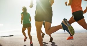 Tênis de corrida com ou sem placa: como saber qual é o melhor para você